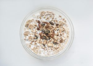 A bowl of prebiotic-rich oatmeal in a glass bowl
