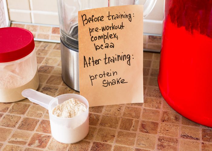 A note showing a food plan for optimal training, with a pre-workout, complex, and BCAA before training, and a protein shake after training.