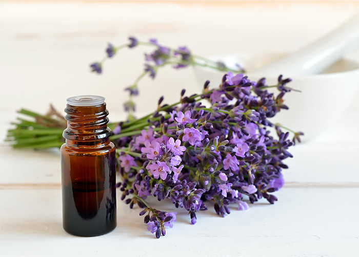 the-12-best-essential-oils-for-sagging-skin-wellme