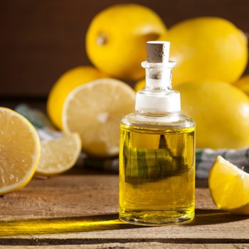 lemon-essential-oil-benefits-for-skin-featured-image