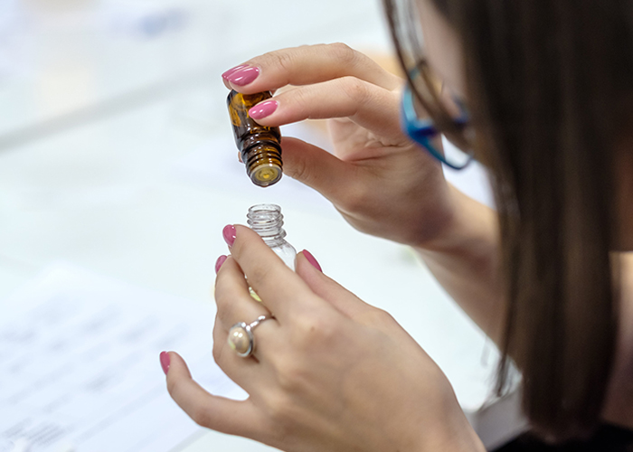 woman-holding-bottles-of-essential-oils-for-allergies